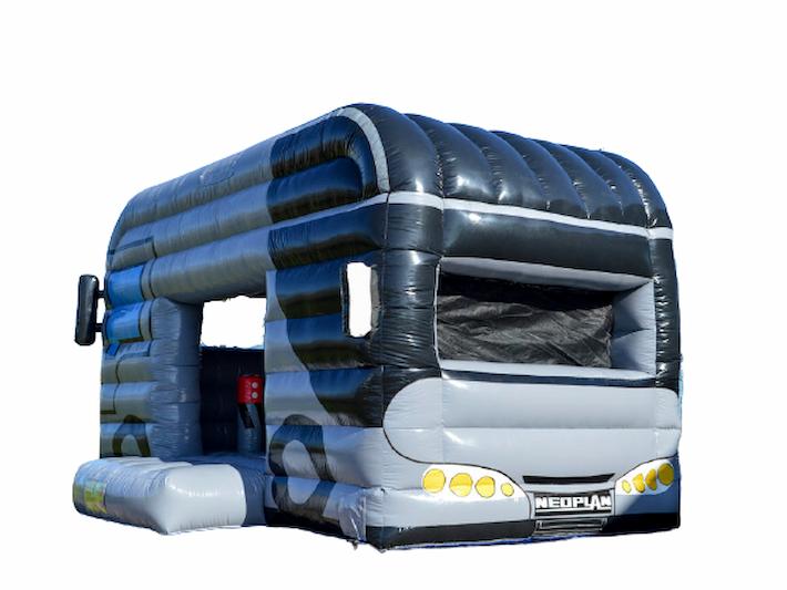 Maatwerk springkussen in de vorm van een MAN vrachtwagen